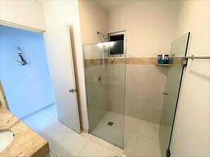 Dusche, Haartrockner, Handtücher, Seife