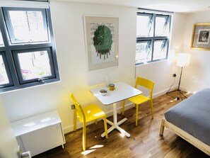 Dining - Garden Cabin Studio in Camden Town (London)