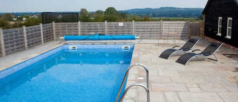 Una piscina al aire libre, una piscina climatizada