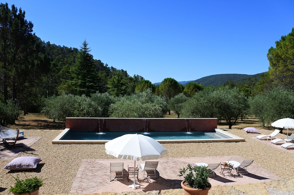 Privatization guest house, exceptional park, olive grove, swimming pool, in Provence