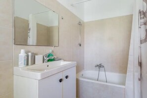 Badewanne, Haartrockner, Handtücher, Seife