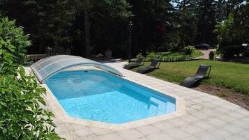 Een verwarmd zwembad