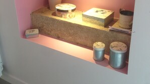 Een klein displayrek met diverse bakken en een doos.