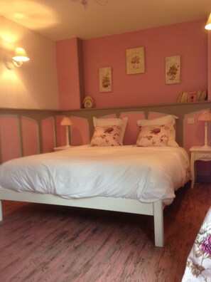 3 bedrooms, iron/ironing board, free WiFi, bed sheets