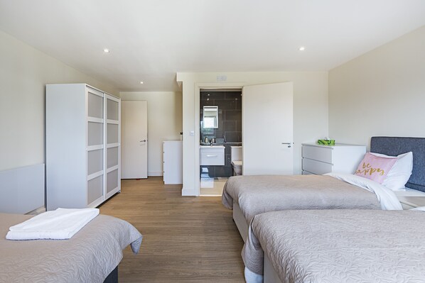 3 bedrooms, iron/ironing board, internet, bed sheets - FABULOUS AND SPACIOUS APARTMENT FOR THE LARGER GROUPS OVER LOOKING THE RIVER (London)