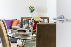 Dining - FABULOUS AND SPACIOUS APARTMENT FOR THE LARGER GROUPS OVER LOOKING THE RIVER (London)