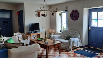 TV, DVD player, books, stereo