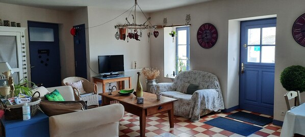 TV, DVD player, books, stereo