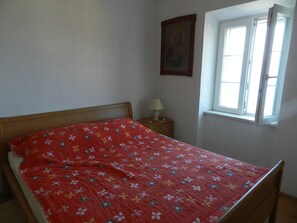 2 slaapkamers, een strijkplank/strijkijzer, gratis wifi, beddengoed