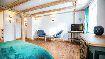 2 bedrooms, travel cot, WiFi