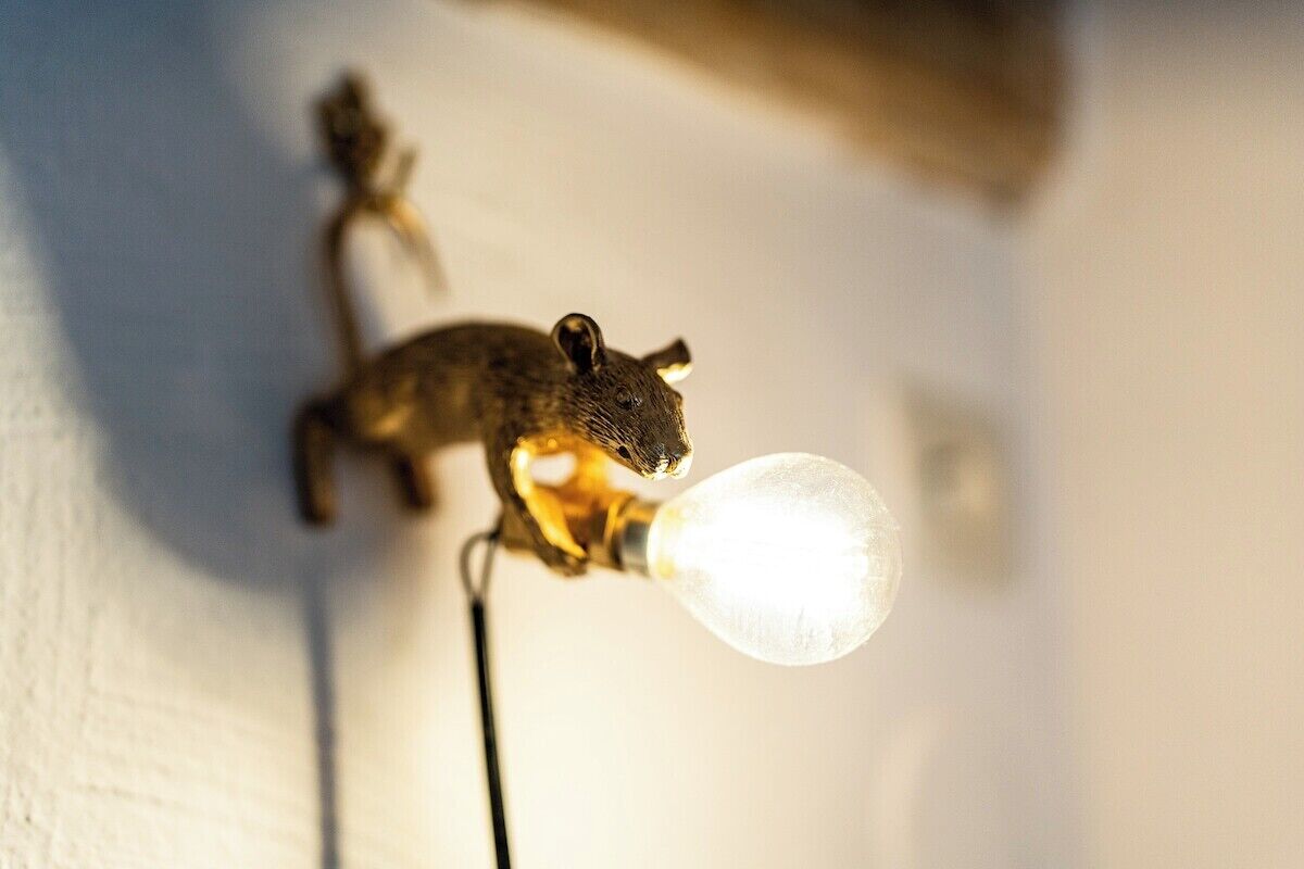 Una lámpara de pared con una figura de animal decorativa.