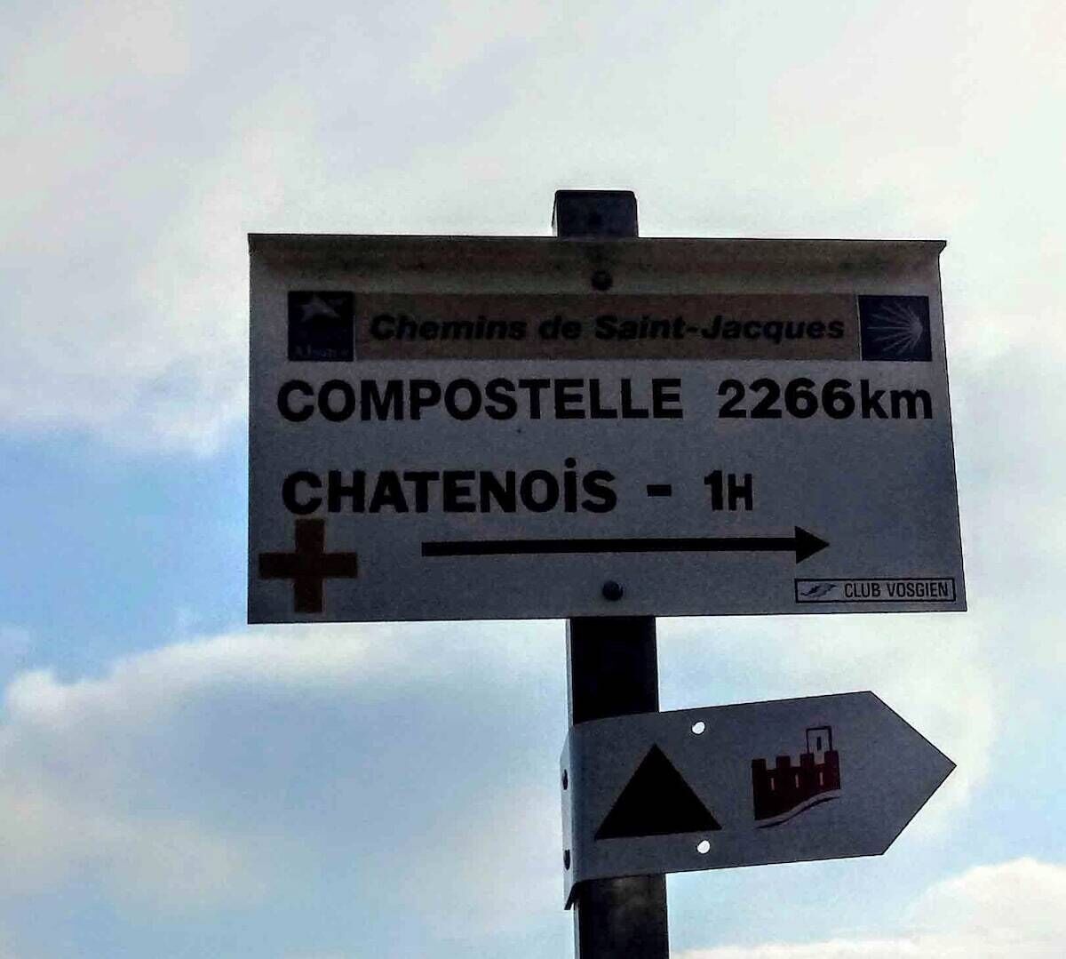 Uma placa de sinalização indicando distâncias e direções.