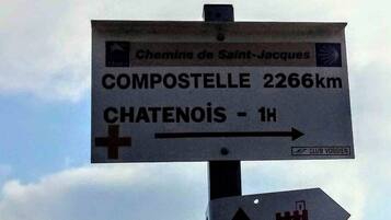Uma placa de sinalização indicando distâncias e direções.