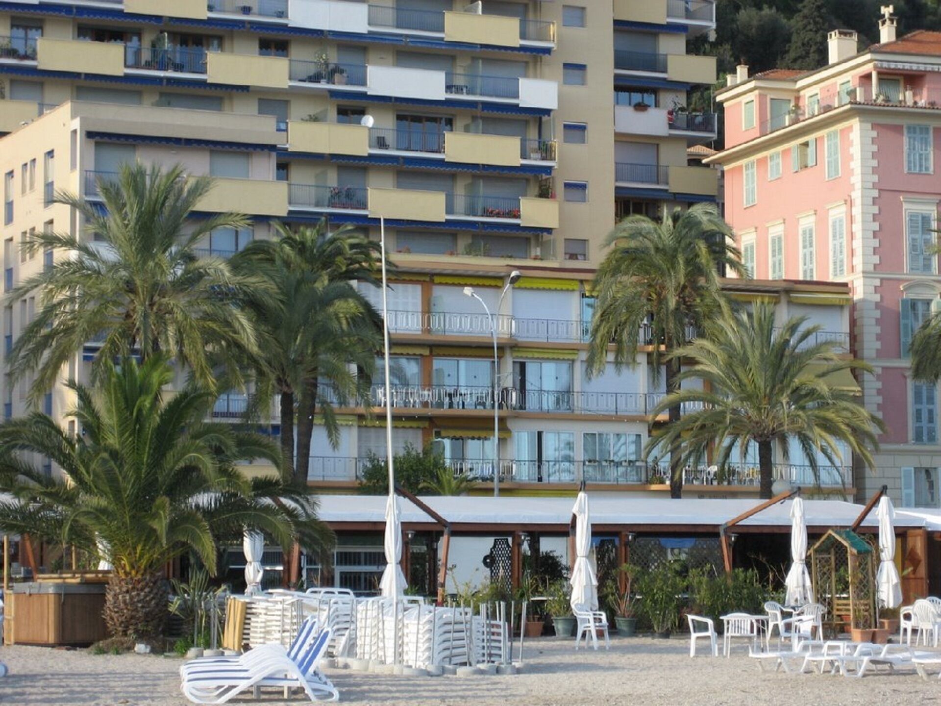 Notre appartement est situé juste en face de la plage avec vue sur la mer !