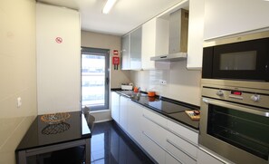 Fridge, microwave, oven, stovetop - Parque das Nacoes River view ,free wifi (Lisboa)