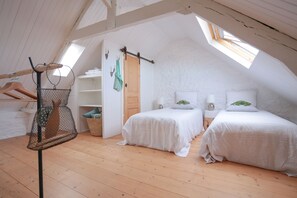 2 soverom, skrivebord, strykejern/-brett og reiseseng for barn