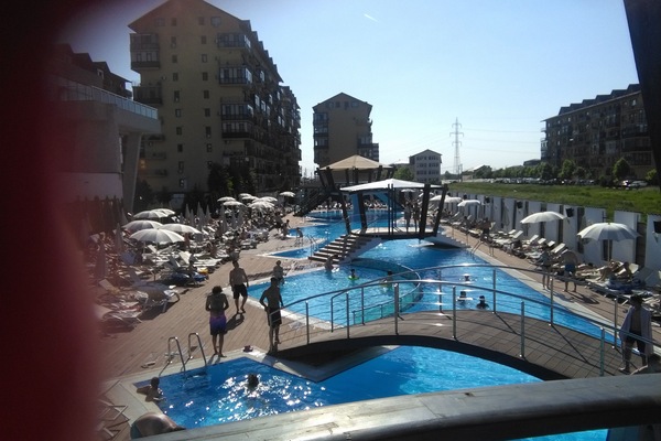 Exterior swimming pool with open air restaurant , 5 min from the studio