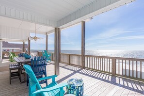 Outdoor dining - Spacious Gulf front home w/ spectacular sunrise & sunset views (Dauphin Island)
