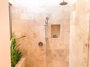 Shower, hair dryer, towels, soap - Casa Keshet by Banana Beach, brand new comfortable house in Santa Teresa + pool (playa santa teresa)