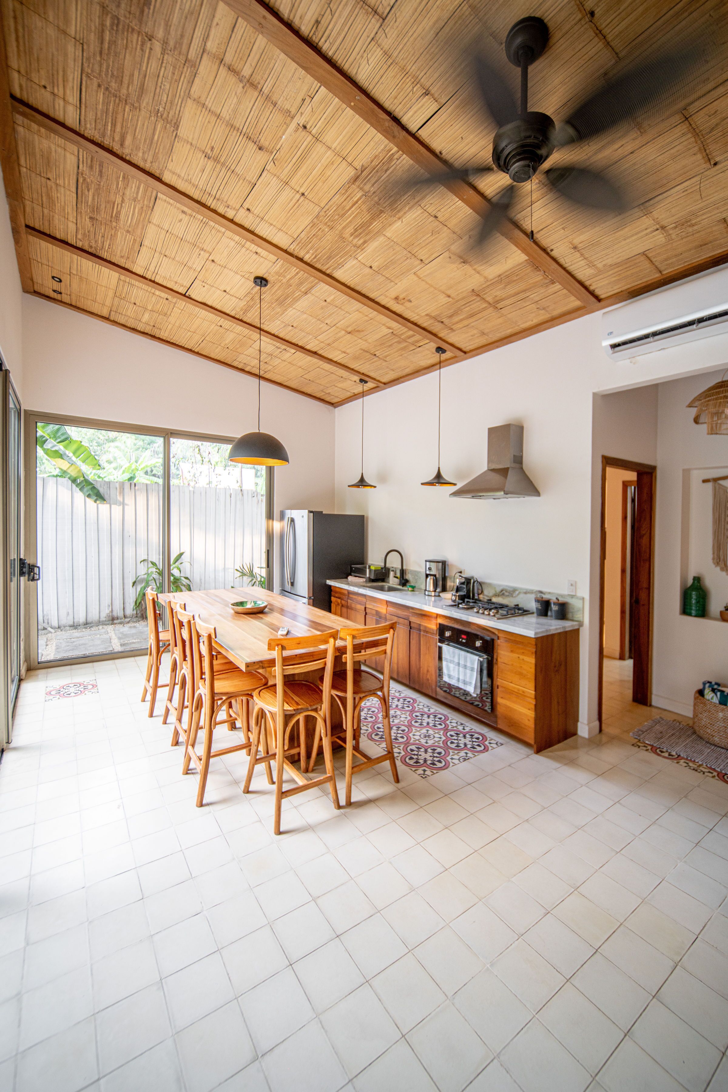 Een koelkast, een oven, een kookplaat, een koffiezetapparaat/waterkoker