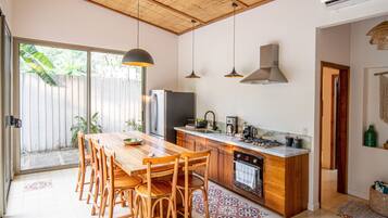 Een koelkast, een oven, een kookplaat, een koffiezetapparaat/waterkoker