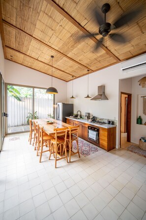 冷蔵庫、オーブン、コンロ、コーヒー / ティーメーカー