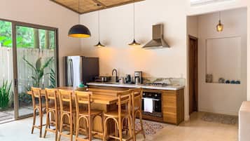 Fridge, oven, stovetop, coffee/tea maker