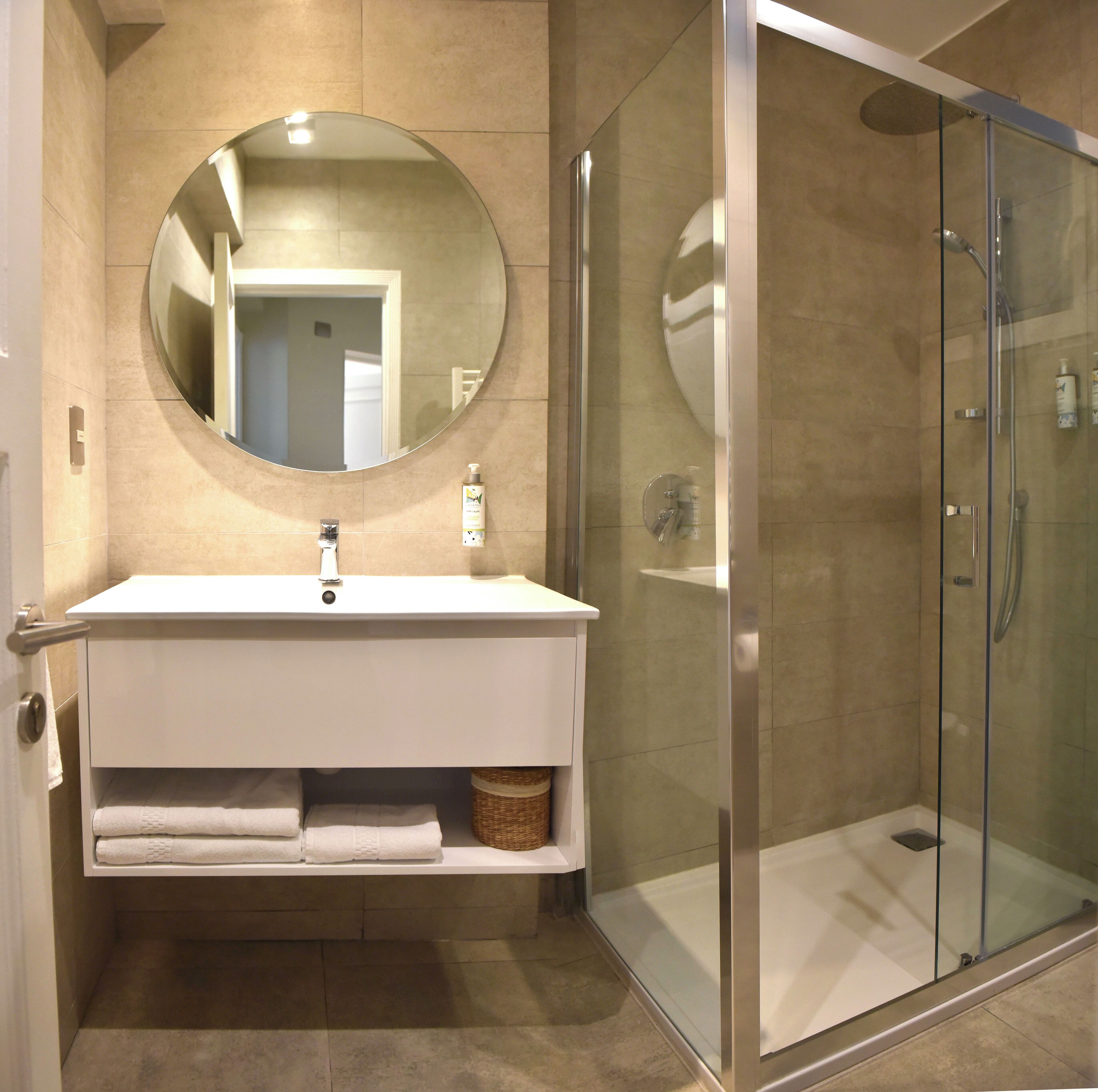 Combined shower/bathtub, hair dryer, towels, soap
