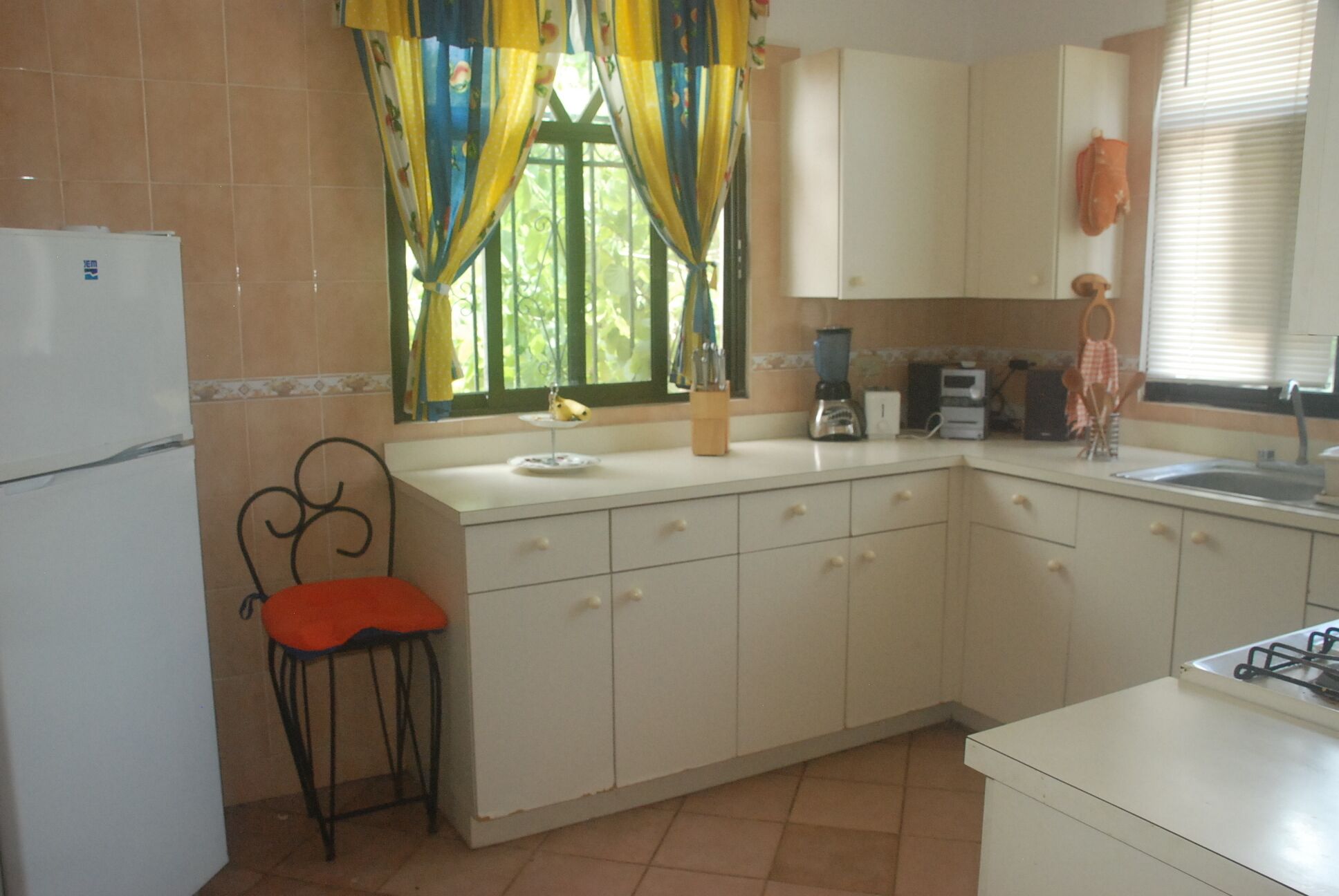 HOUSE IN THE SUN  3 FLOORS <br>SELF CONTAINED SEPARATE <br>WALK 2  FERRY WOMAN ISLAND