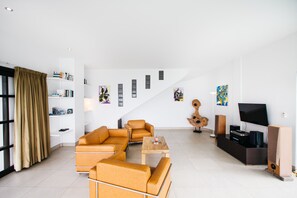 Smart TV, DVD player, books, music library - Bukti: Very luxury villa for up to 10 people in North Bali (Desa Bukti)