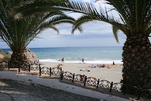 Plage à proximité, chaises longues, serviettes de plage