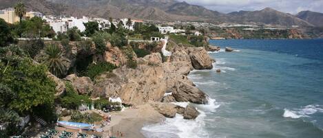 Plage à proximité, chaises longues, serviettes de plage