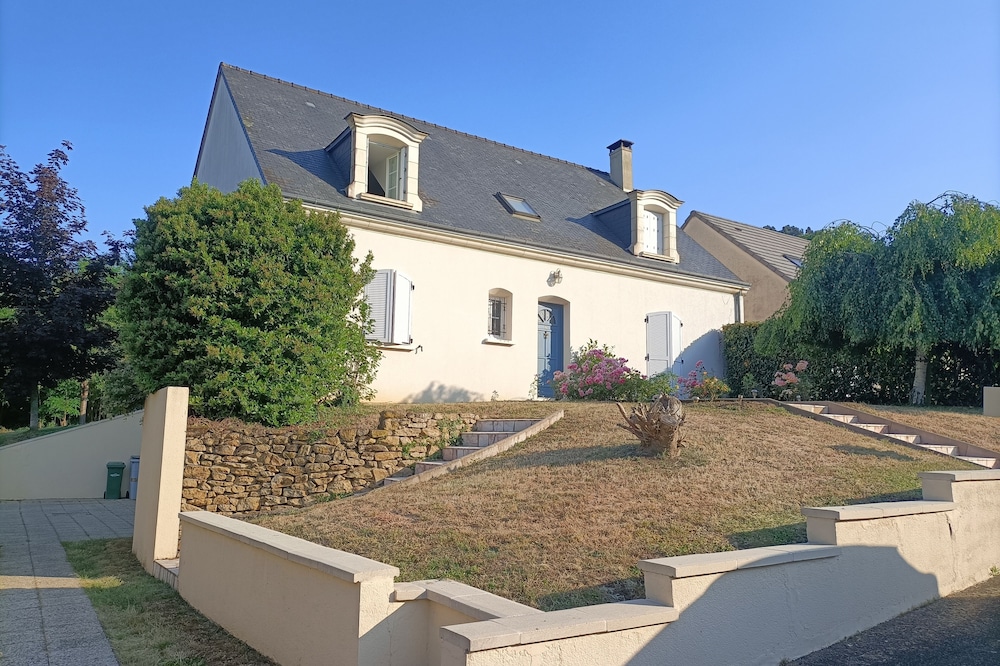 Large room in a beautiful and spacious bourgeois house.
