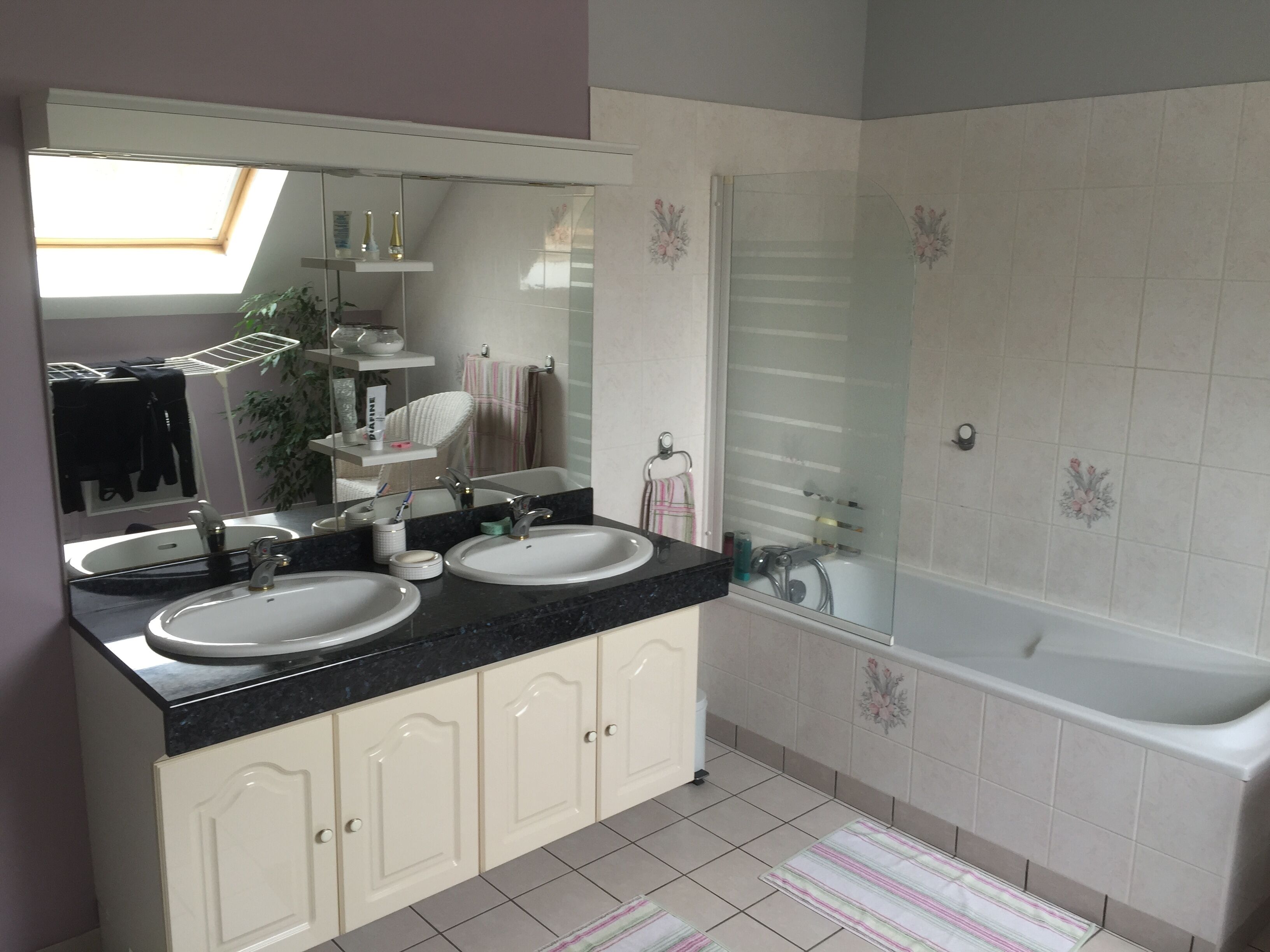 Large room in a beautiful and spacious bourgeois house.