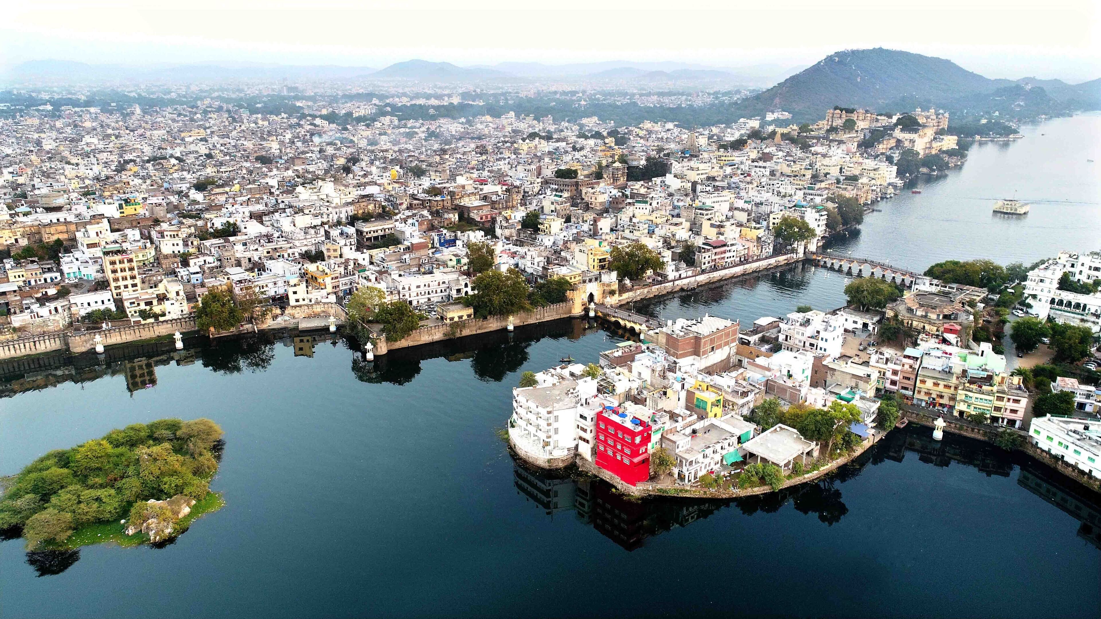 oolala-your lake house in the center of Udaipur(Green Room)