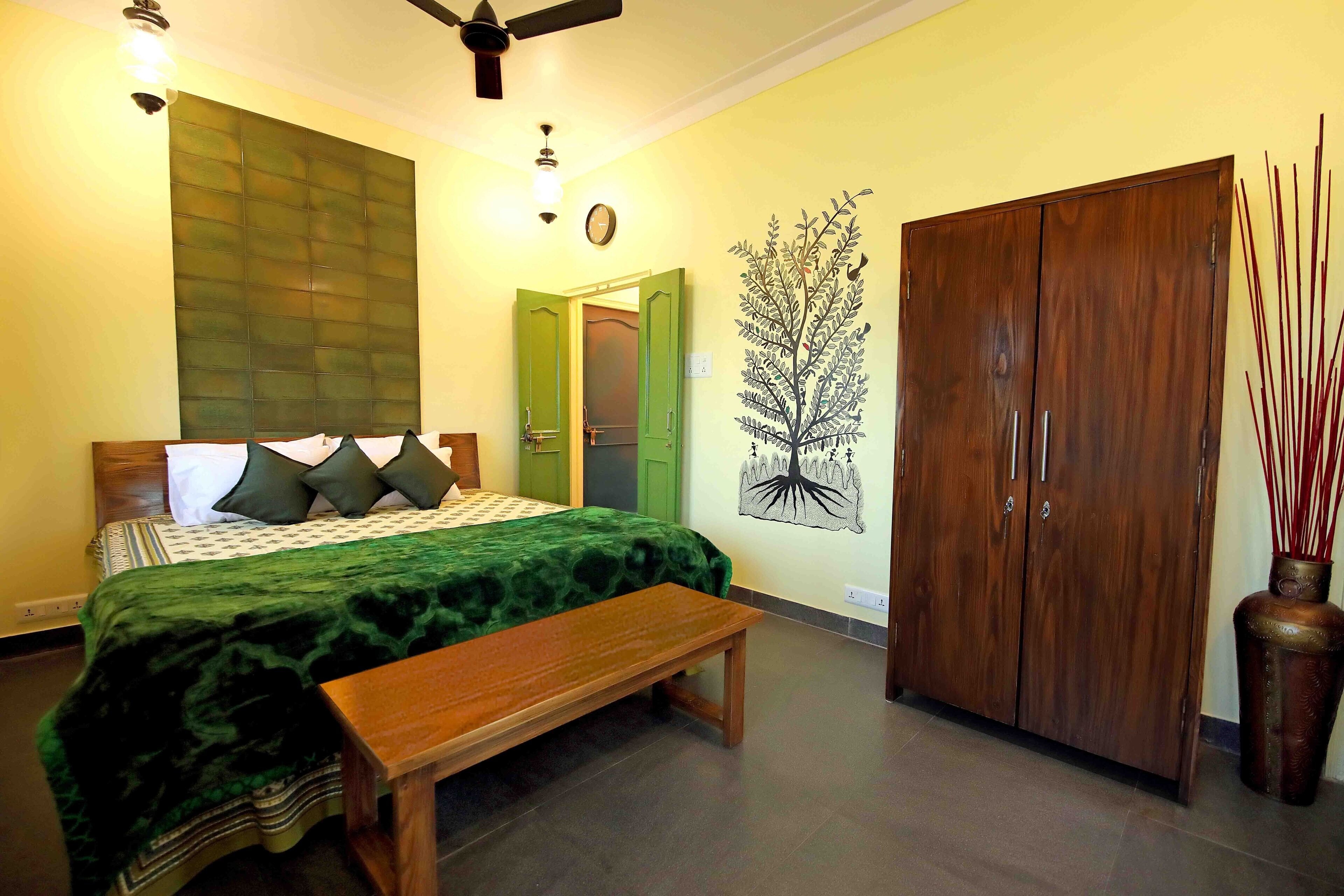 oolala-your lake house in the center of Udaipur(Green Room)