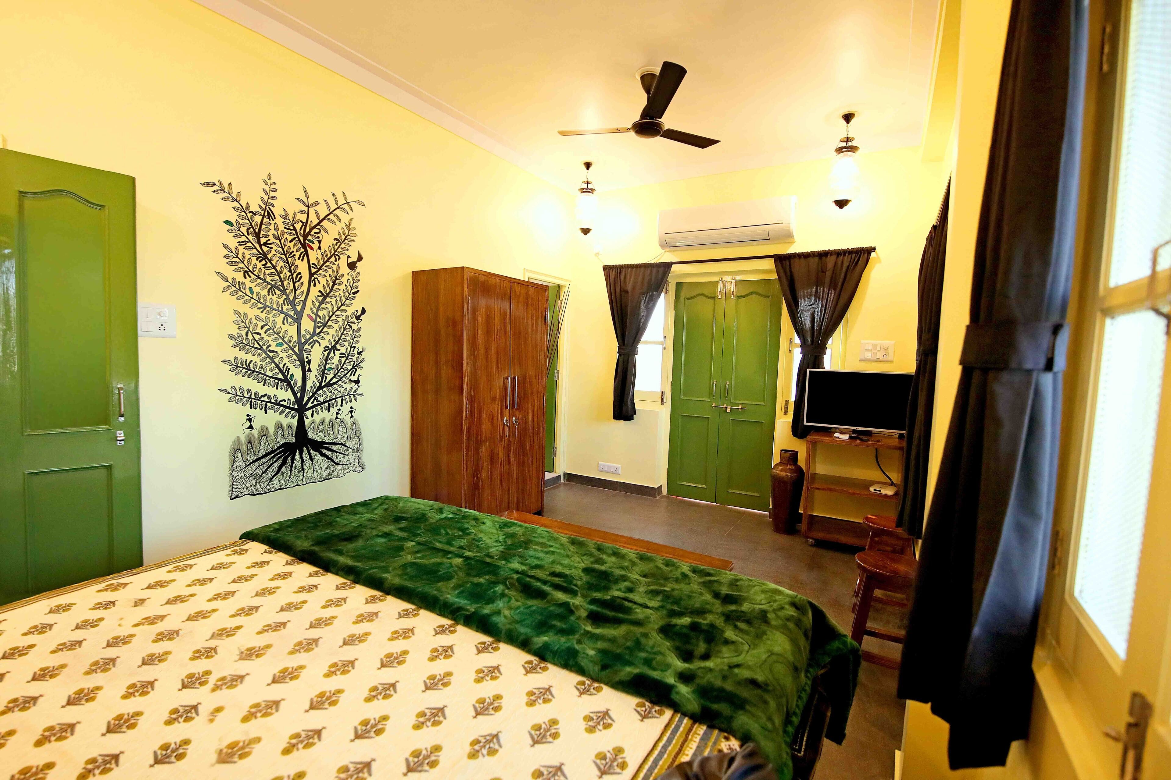 oolala-your lake house in the center of Udaipur(Green Room)