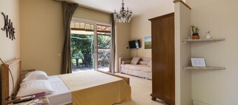 Studio Apartment with kitchenette, patio and private parking