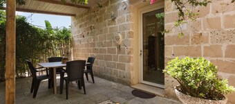 Apartamento tipo estudio con cocina americana, patio y estacionamiento privado.