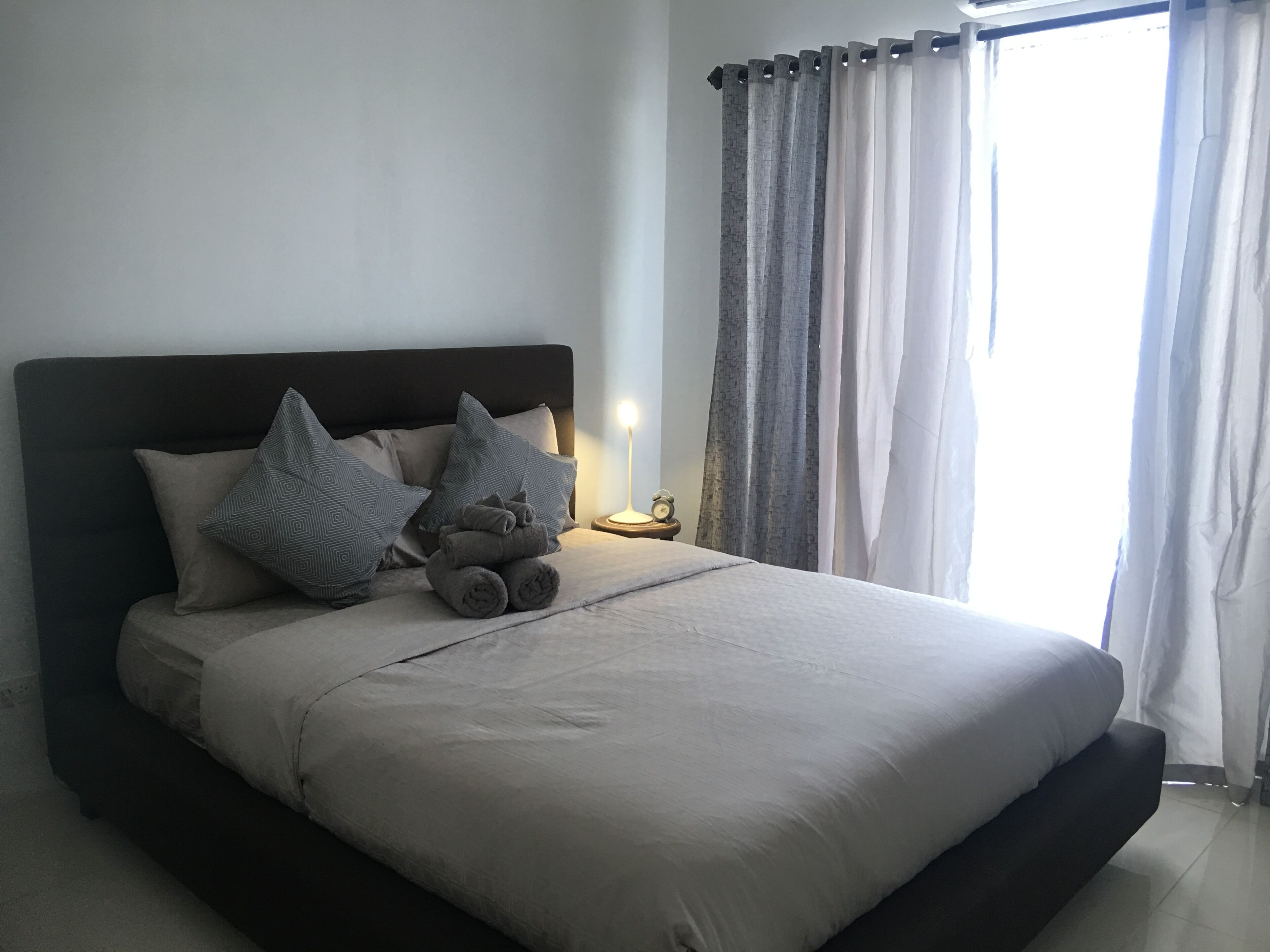 3BR Penthouse Condo - Awesome Language Lake View Tagaytay - Ultimate Staycation 