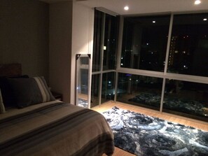 2 bedrooms, iron/ironing board, internet