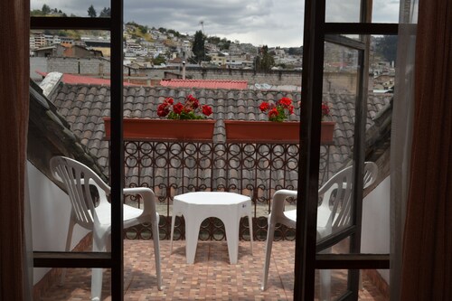 THE HOUSE OF THE NEW BOULEVARD