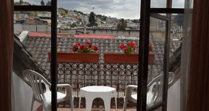 THE HOUSE OF THE NEW BOULEVARD