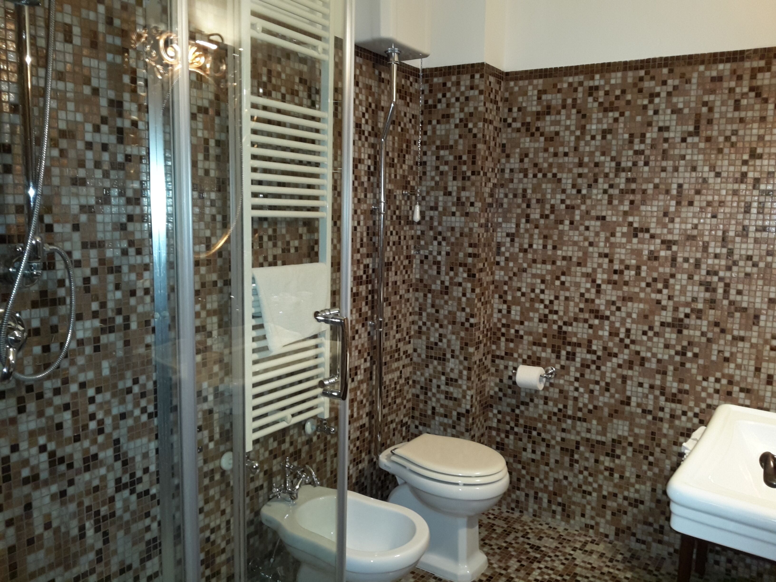 Douche, sèche-cheveux, bidet, serviettes fournies