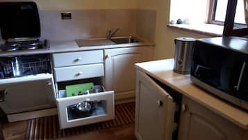Frigorífico, microondas, placa de cocina y lavavajillas