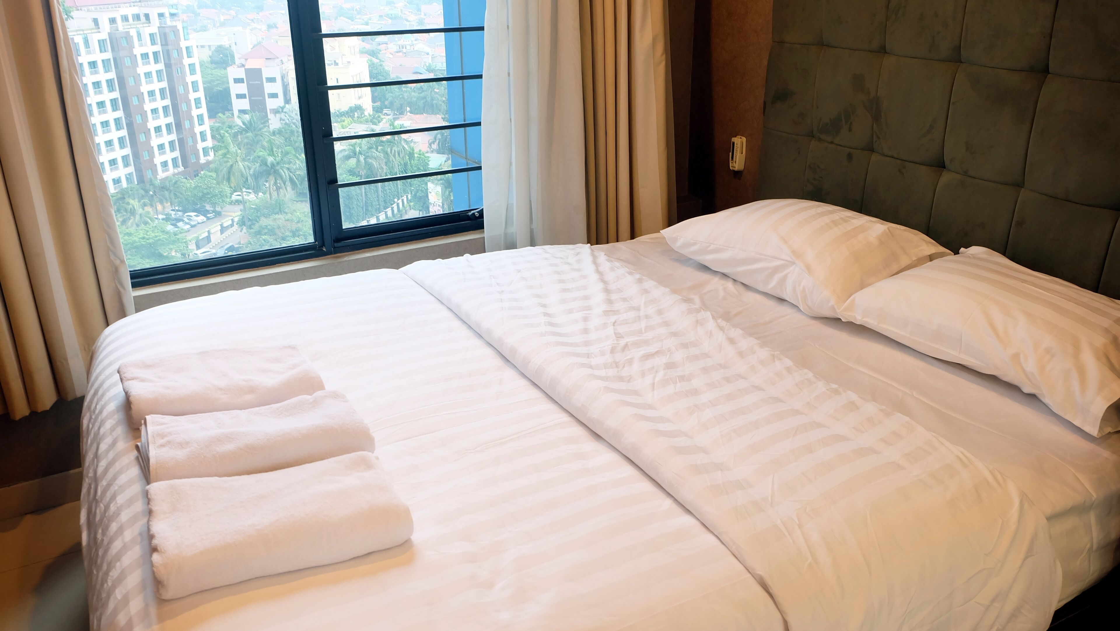 1 Bedroom / 2 Bedroom Luxury Hampton's Park Apartment By Travelio - Jakarta