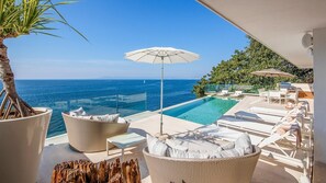 Piscina all'aperto, una piscina riscaldata