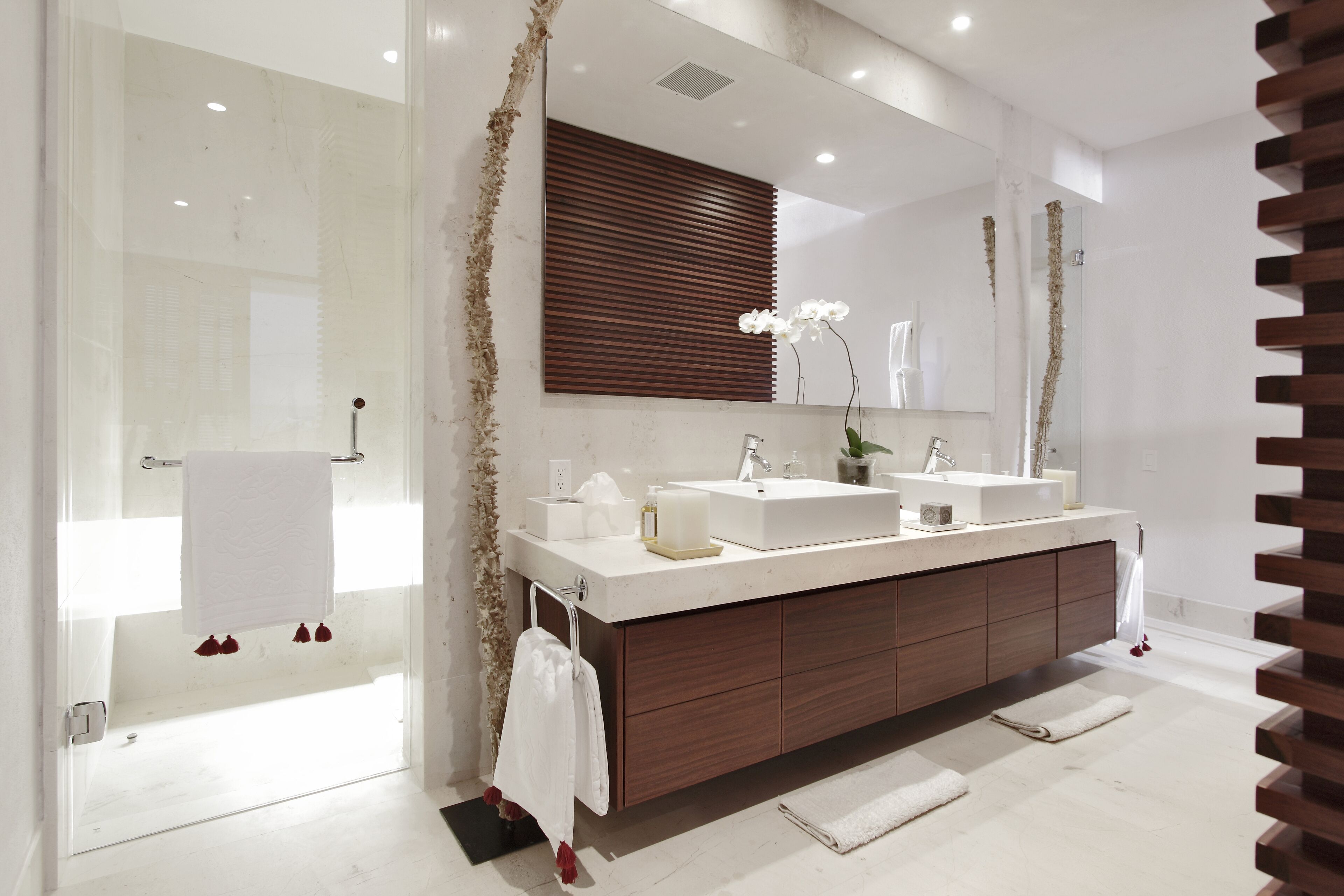 Luxury ocean front property, enjoy of the top Villa in the Bay , staff & pool !