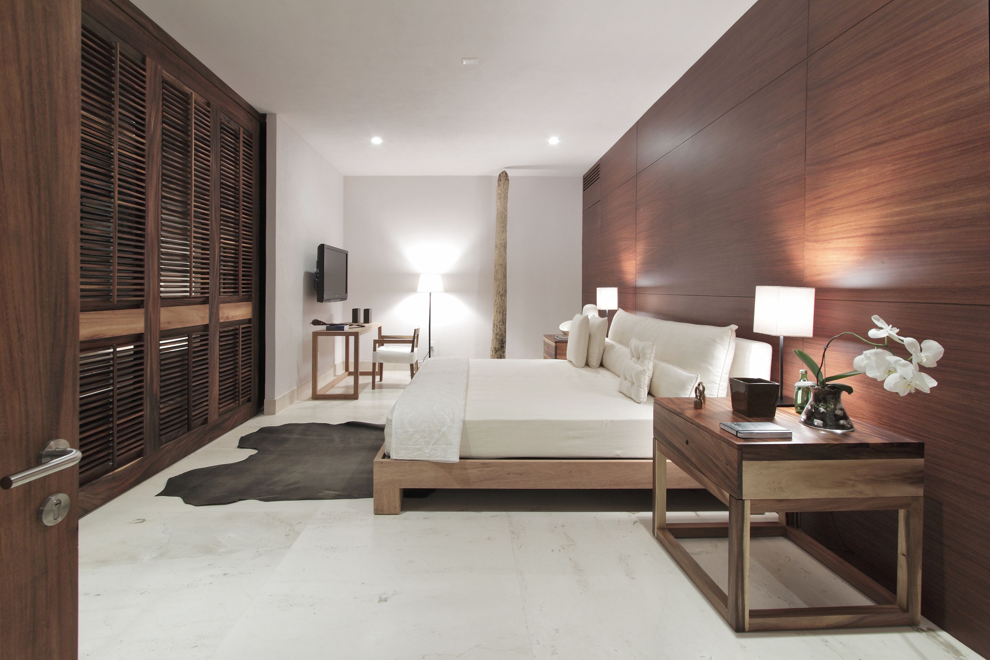 Luxury ocean front property, enjoy of the top Villa in the Bay , staff & pool !