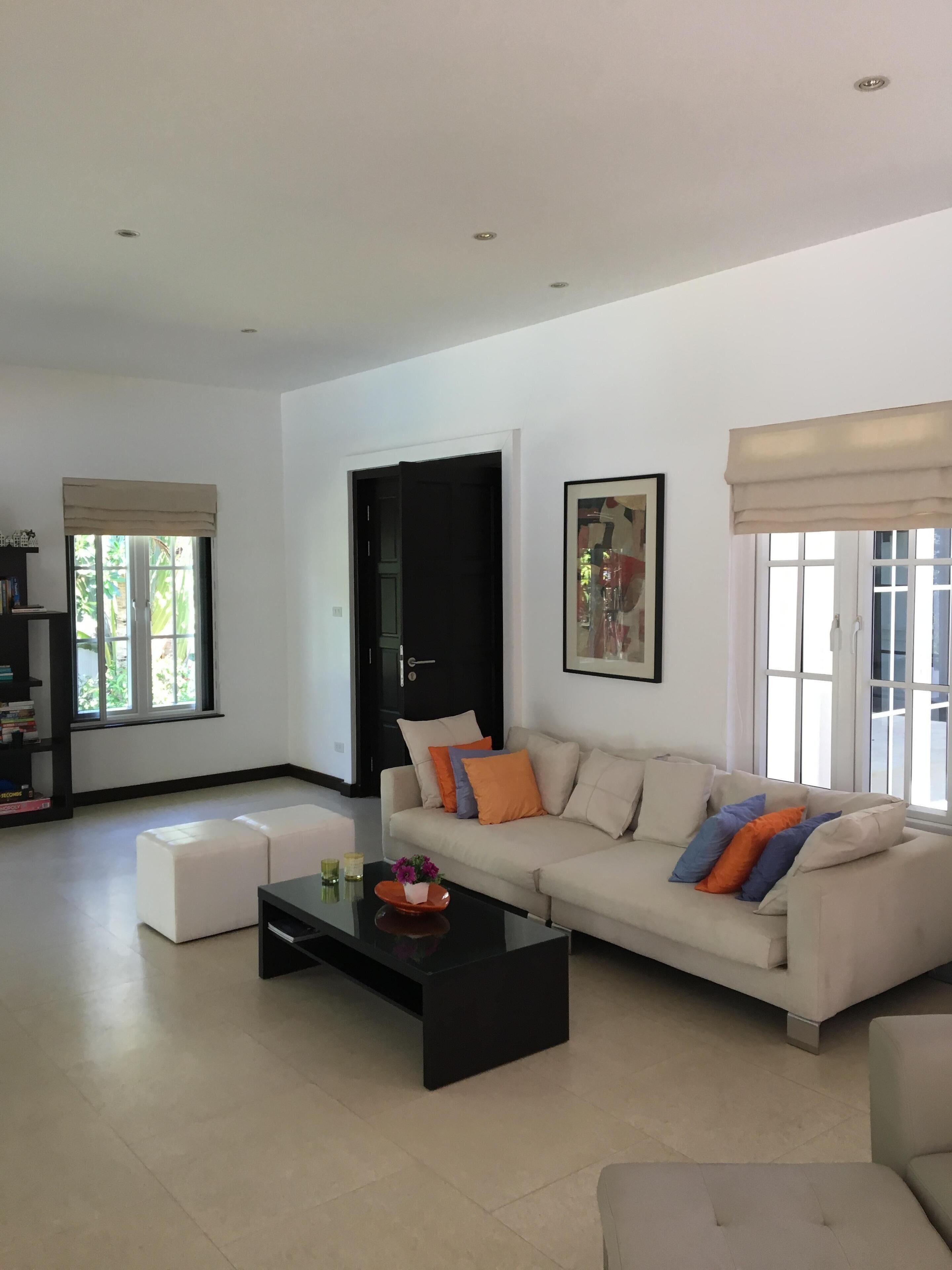 Een televisie, een dvd-speler, boeken en een stereo